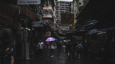 摄影的人走在下雨
